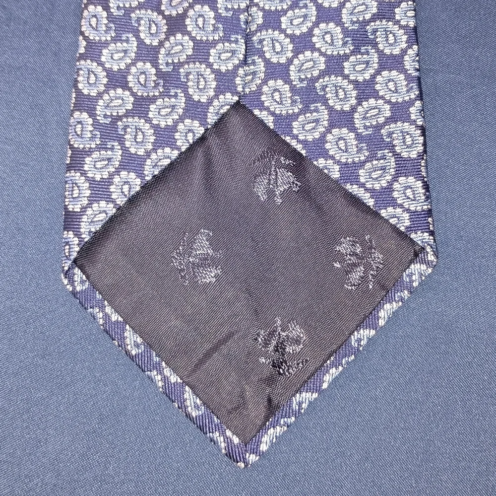 Mens Brooks Brothers 100% Silk Blue White Paisley Twill Necktie Made in USA
